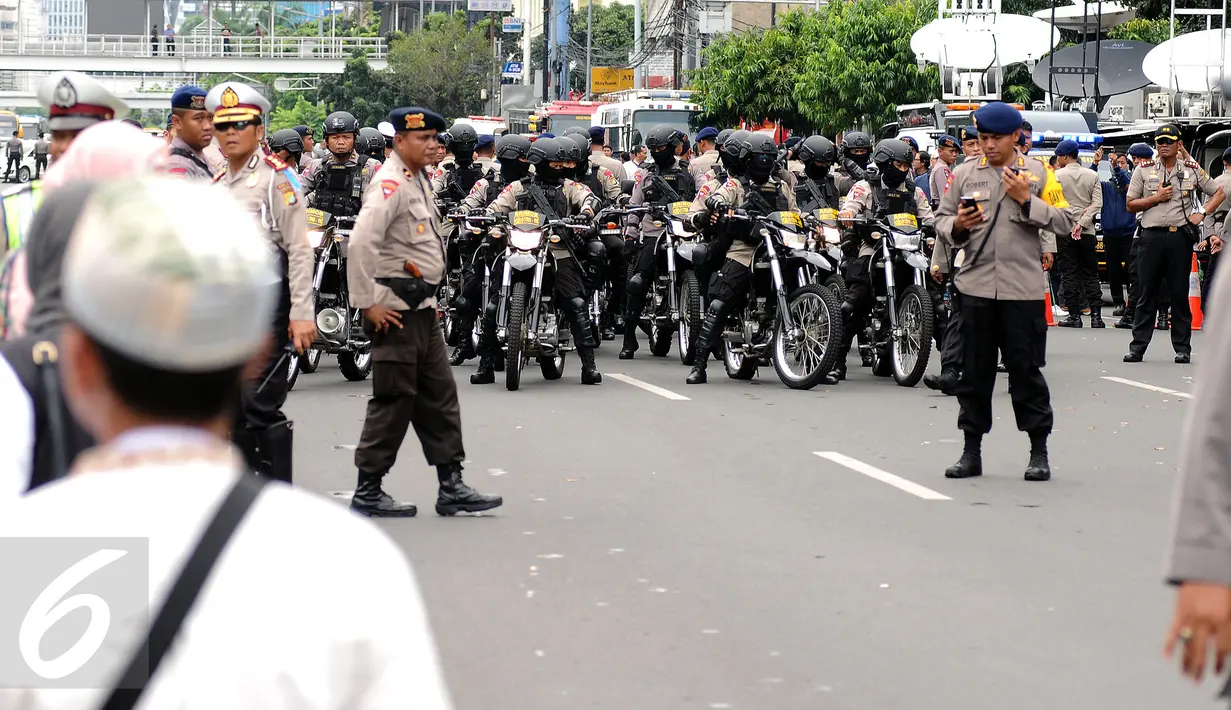 Petugas kepolisian bermotor disiagakan disekitar PN Jakarta Utara saat sidang kasus dugaan penodaan agama dengan terdakwa Basuki Tjahaja Purnama, Selasa (27/12). Sidang beragendakan putusan sela dari majelis hakim. (Liputan6.com/Helmi Fithriansyah)