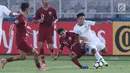 Pemain tengah Indonesia U-19, Syarian Abimanyu (kanan) berebut bola dengan pemain Qatar U-19, Abdulla Nasser M Almurisi pada penyisihan Grup A Piala AFC U-19 2018 di Stadion GBK, Jakarta, Minggu (21/10). (Liputan6.com/Helmi Fithriansyah)
