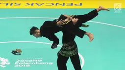 Pesilat Indonesia Yolla Primadona Jumpil dan Hendy beraksi dalam nomor seni ganda putra Asian Games 2018 di Padepokan Pencak Silat, TMII, Jakarta, Senin (27/8). Tim silat Indonesia meraih medali emas dengan skor 580. (Merdeka.com/Arie Basuki)