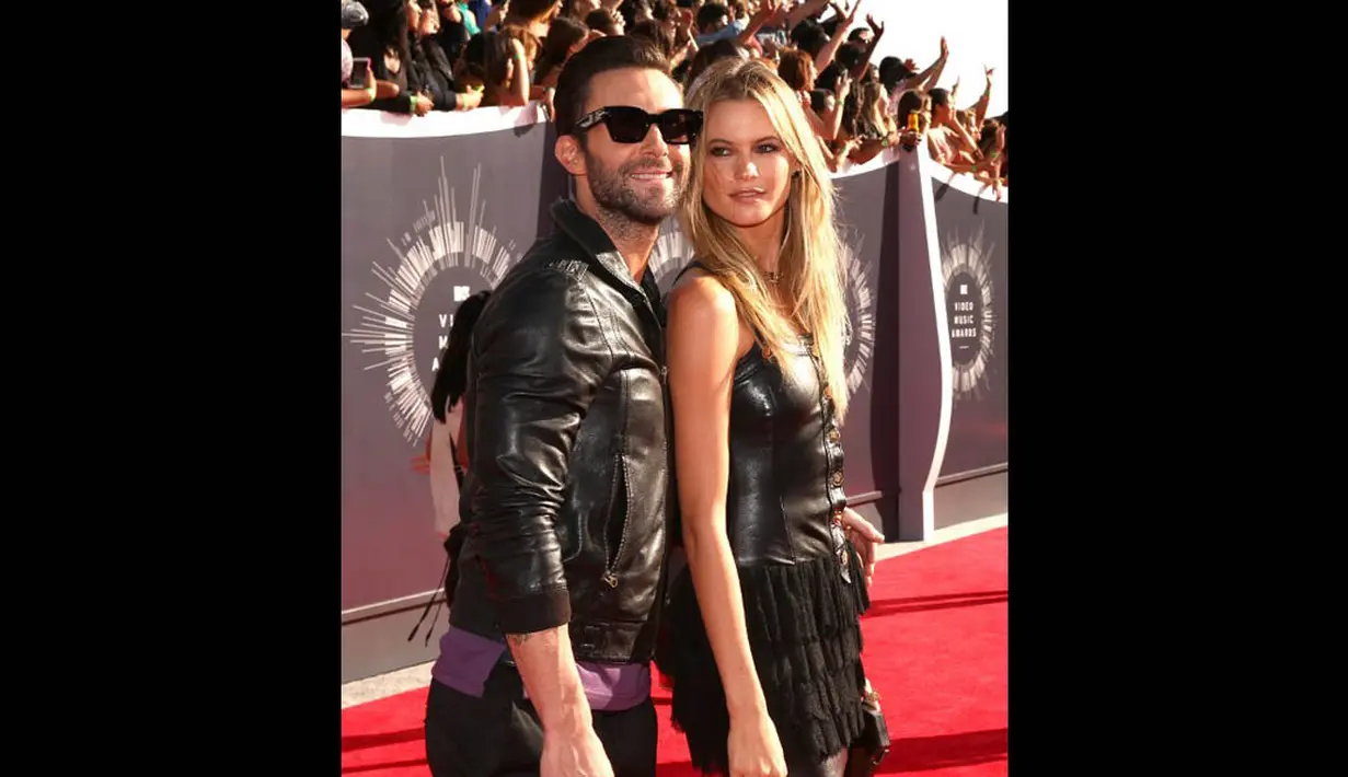 Vokalis Maroon 5 itu pun tampak mesra memeluk pinggang model Victoria's Secret tersebut di MTV Video Music Awards 2014, California, Minggu (24/8/14). (Larry Busacca/Getty Images for MTV/AFP)