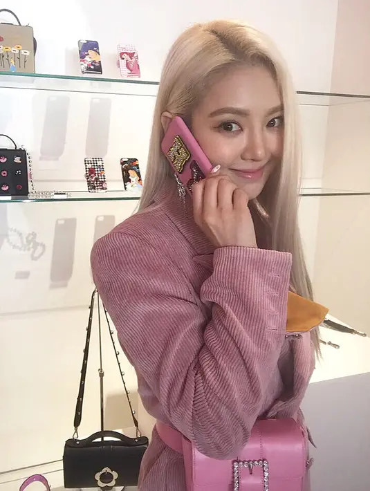 "Menjaga fisik bukan lagi yang utama, aku bahkan tak perlu bercermin. Gayaku benar-benar berubaha dibandingkan saat aku bersama SNSD," jelasnya. (Foto: instagram.com/watasiwahyo)