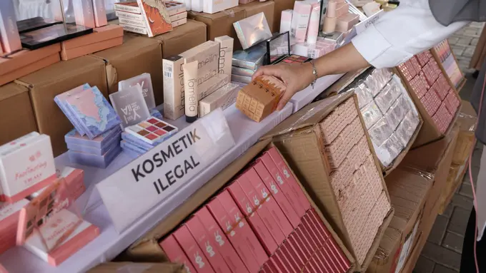 BPOM tindak gudang toko kosmetik yang menjual produk impor ilegal dari Tiongkok. Diduga mengandung pewarna merah berbahaya. (Foto: Dok BPOM)