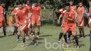 Sejumlah Pemain Persija Jakarta saat mengikuti latihan. Menu latihan hari ini lebih menekankan ketahanan fisik pemain. (Bola.com/M Iqbal Ichsan)