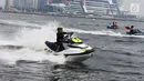 Peserta saat beraksi bermain jetski dalam kejuaraan Bhayangkara Cup Jetski Round 1 di Pantai Mutiara Pluit, Jakarta, Minggu (23/07). Acara tersebut dibuka oleh Wakil Kapolri Komjen Pol Syafruddin. (Liputan6.com/Fery Pradolo) 