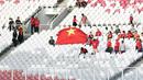 Suporter tim Vietnam saat menyaksikan laga timnas Indonesia melawan Vietnam pada semifinal leg pertama Piala AFF 2022 di Stadion Utama Gelora Bung Karno, Jakarta, Jumat (6/1/2023). Indonesia akan melakoni laga tandang semifinal Piala AFF 2022 melawan Vietnam pada Senin (9/1). (Liputan6.com/Helmi Fithriansyah)