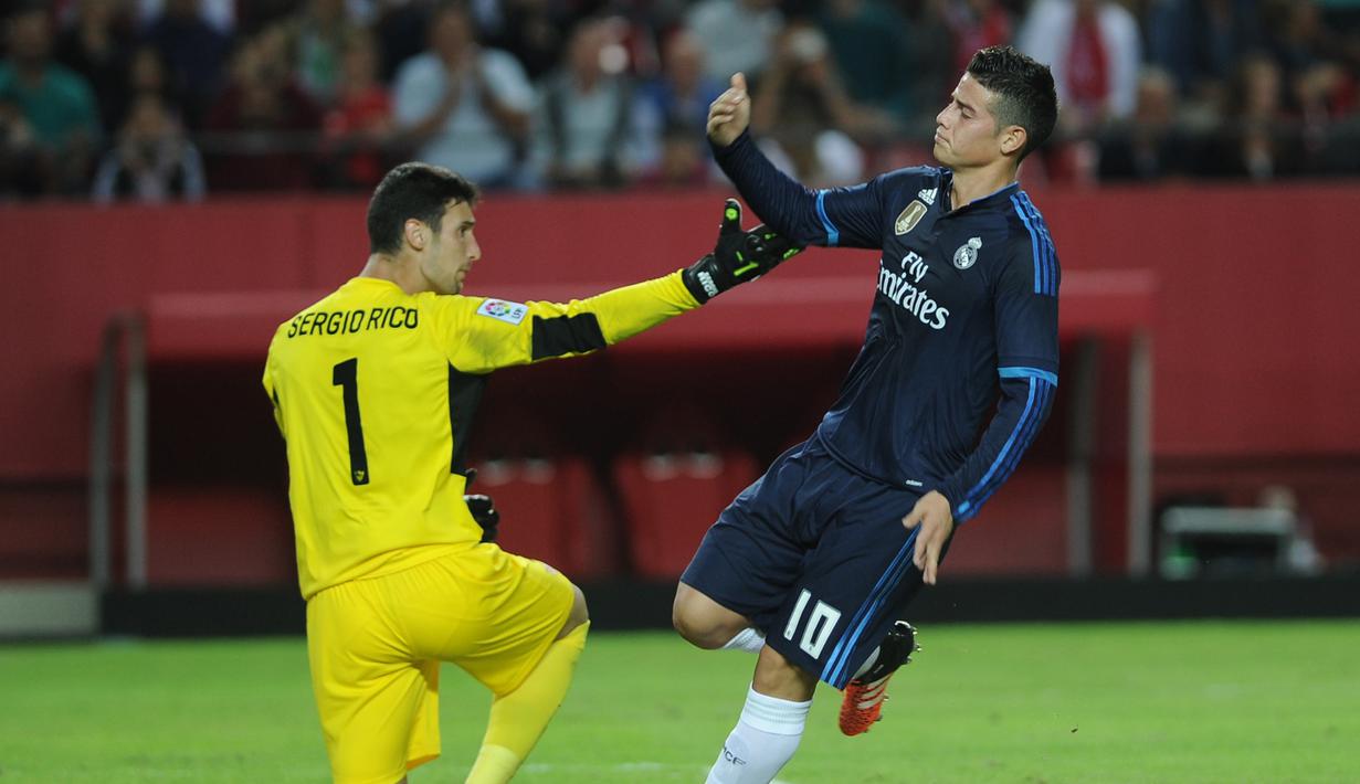 Ekspresi James Rodriguez setelah mencetak gol kedua ke gawang Sevilla dalam laga La Liga Spanyol di Stadion Ramon Sanchez Pizjuan, Sevilla, Senin (9/11/2015) dini hari WIB. (AFP Photo/Cristina Quicler)