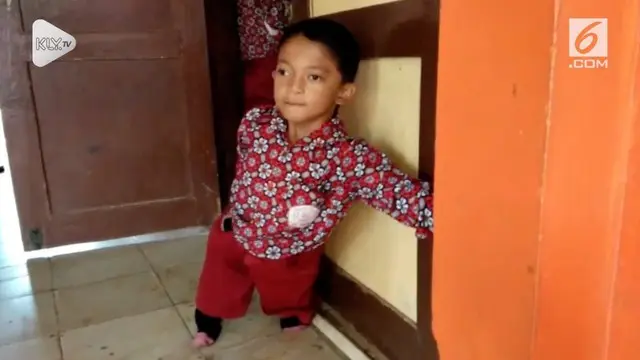 VIDEO: Bocah SD Rela Merangkak 3 Km Demi Berangkat Sekolah