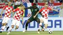 Gelandang Kroasia, Ivan Rakitic, berebut bola dengan Striker Nigeria, Odion Ighalo, pada laga Piala Dunia di Stadion Kaliningrad, Rusia, Minggu (17/6/2018). Kroasia menang 2-0 atas Nigeria. (AP/Petr David Josek)
