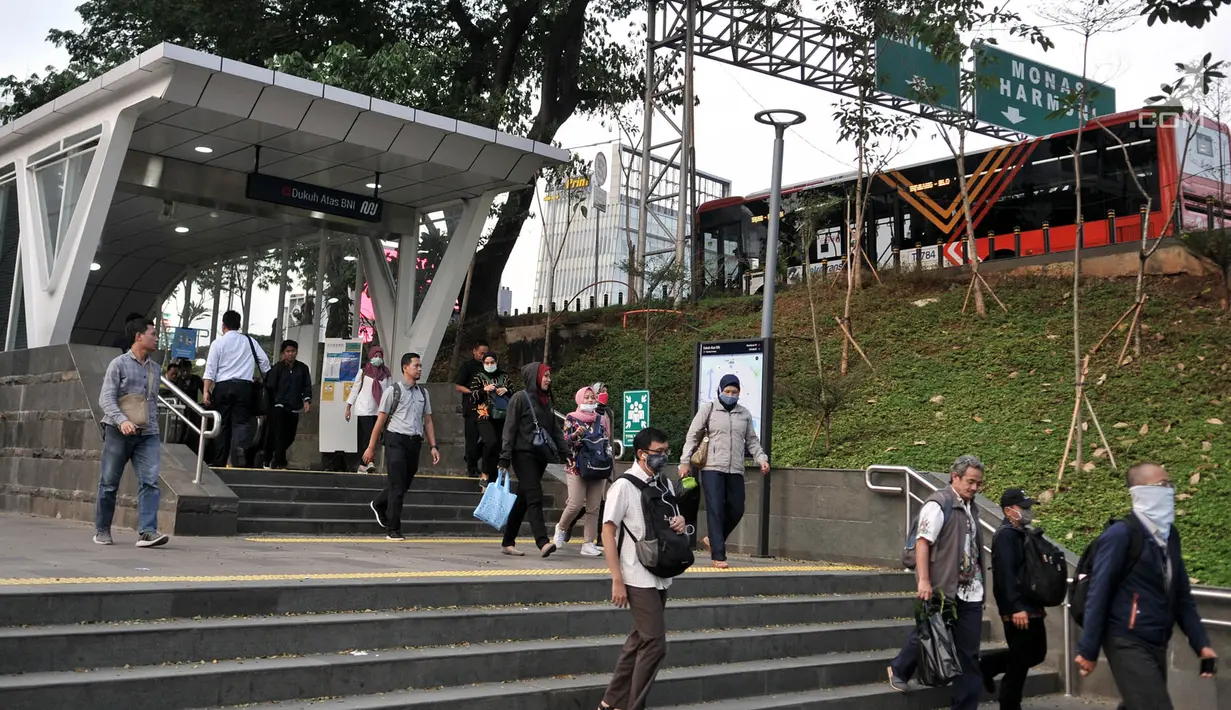 Penumpang berjalan usai keluar dari stasiun MRT Dukuh Atas, Jakarta, Rabu (12/6/2019). Dalam satu bulan ini terjadi peningkatan jumlah penumpang sebesar 11 persen menjadi 20,3 juta per bulan dari jumlah sebelumnya hanya mencapai 18,2 juta per bulan. (merdeka.com/Iqbal S. Nugroho)