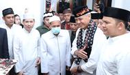 Bakal calon presiden (bacapres) PDI Perjuangan, Ganjar Pranowo mengunjungi kediaman kiai sepuh dari Kesultanan Keraton Surosowan Banten, Abuya KH Tubagus Ahmad Syadzili Wasi di Jalan Raya Banten, Kasemen, Kota Serang, Provinsi Banten