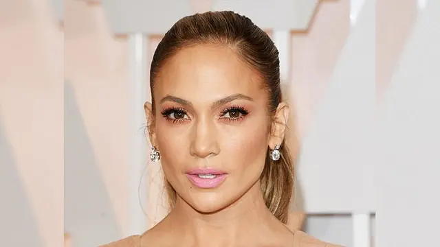 Jennifer Lopez tampil cantik di Oscar 2015