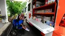 Perpustakaan keliling adalah bagian dari pelayanan perpustakaan umum daerah yang mendatangi atau mengunjungi pembacanya dengan menggunakan mobil. (merdeka.com/Arie Basuki)