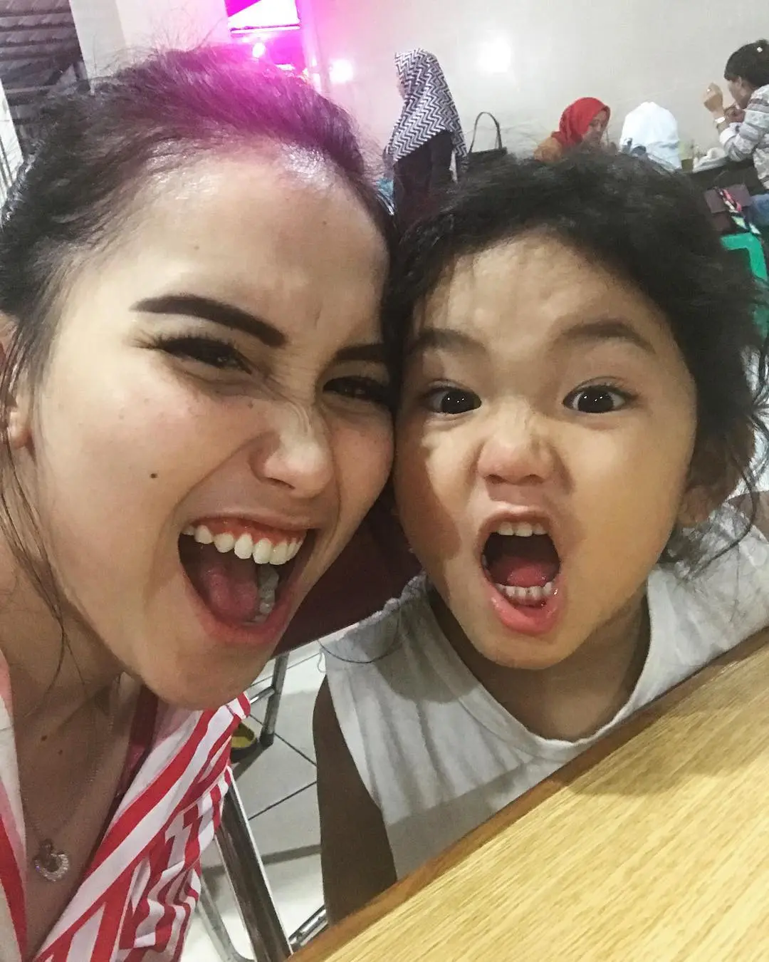 Sambil menggendong cucunya, Umi Kalsum menggatakan bahwa saat menyanyikan lagu Bunda, Bilqis selalu menangis. Tampak air mata menetes dengan muka yang sedih. Suasana haru itu membuat warganet ikut menenangkan. (Instagram/ayutingting92)