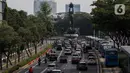 Suasana lalu lintas di Jalan Jenderal Sudirman saat hari pertama pemberlakuan  kebijakan ganjil-genap kendaraan di Jakarta, Senin (3/8/2020). Pemprov DKI Jakarta kembali memberlakukan kebijakan ganjil-genap bagi kendaraan roda empat pribadi di 25 ruas jalan di Jakarta. (Liputan6.com/Johan Tallo)