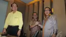 Theo Sambuaga (kiri), Priyo Budi Santoso (tengah) dan Cicip Sutardjo melakukan salam komando sebelum mengikuti pertemuan juru runding Islah di Kantor DPP Partai Golkar, Jakarta, Selasa (23/12/2014). (Liputan6.com/Herman Zakharia)