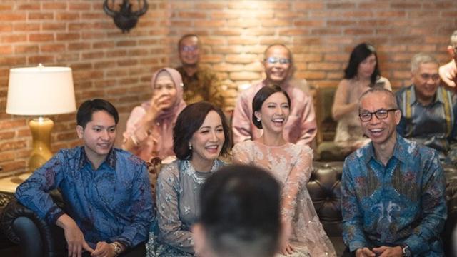 6 Momen Pertunangan Nadia Saphira, Cantik dengan Rambut di Sanggul