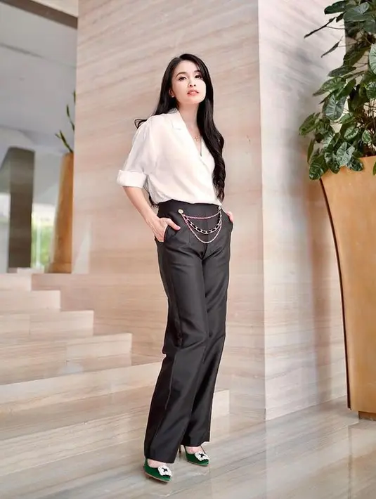 Dalam sebuah kesempatan, Sandra Dewi tampil mewah dan glamor. Ia mengenakan busana bernuansa monochrome. (Foto: instagram.com/sandradewi88)