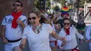 Pejalan kaki berlarian dikejar oleh peserta berdandan seperti badut selama acara parodi tahunan "Running of the Clowns"d i Pasadena, California pada 20 Oktober 2019. Lari dikejar kawanan badut ini merupakan parodi yang mengolok-olok lomba dikejar banteng di Spanyol. (Mark RALSTON / AFP)