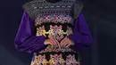 Seorang model berpose mengenakan busana rancangan Wignyo saat peragaan busana dalam gelaran Festival 6 2023 di Senayan Park, Jakarta, Minggu (9/7/2023). (Liputan6.com/Helmi Fithriansyah)