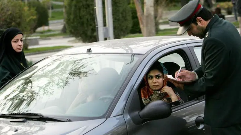 Kepolisian Iran Akan Hukum Pengemudi Perempuan Tak Berjilbab