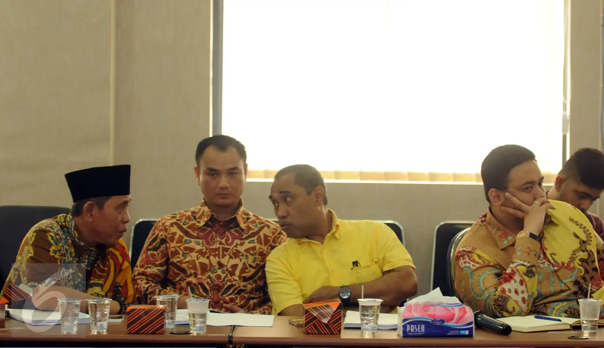 Peserta rapat berbincang saat rapat koordinasi bersama Komisioner KPU DKI Jakarta di Jakarta, Rabu (24/8). Rapat membahas tata cara pendaftaran calon Gubernur dan Wakilnya dari partai politik. (Liputan6.com/Helmi Fithriansyah)