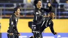 Ecuador's Liga de Quito midfielder Luis Bolanos celebrates his goal with teammates against Mexico's Pachuca in the semi-final of the FIFA Club World Cup 2008 in Tokyo on December 17, 2008. AFP PHOTO/Kazuhiro NOGI 
