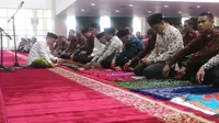 Jokowi salat berjamaah di Masjid Raya KH Hasyim Asy'ari