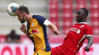 Pemain Liverpool, Naby Keita, berebut bola dengan pemain RB Salzburg, Andreas Ulmer, pada laga persahabatan di Stadion Red Bull Arena, Salzburg, Selasa (25/8/2020). Kedua tim bermain imbang dengan skor 2-2. (AP Photo/Matthias Schrader)