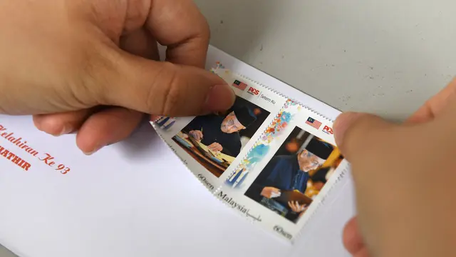 Ulang Tahun ke-93, Beredar Prangko Bergambar Mahathir Mohamad