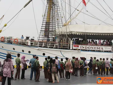 KRI Dewaruci (Pengirim: Dispenkolinlamil).