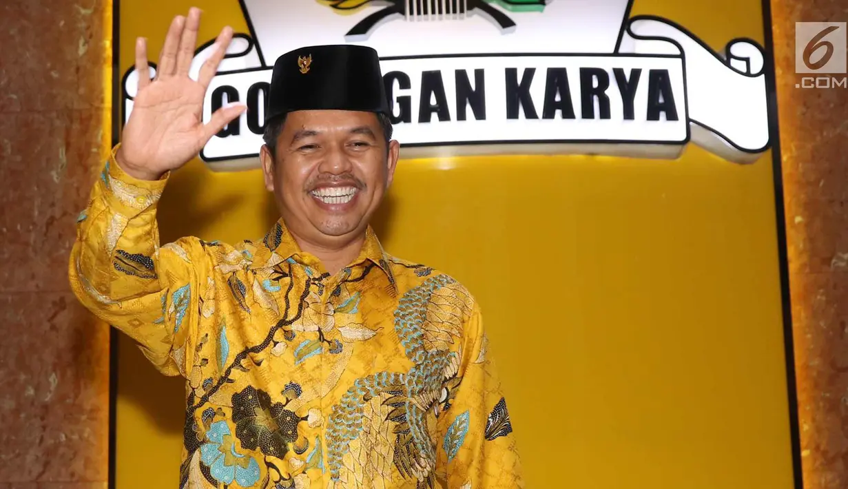 Ketua DPD partai Golkar Dedi Mulyadi berpose untuk fotografer seusai menghadiri rapat internal pimpinan DPD Golkar Provinsi di Jakarta, Senin (20/11). Rapat digelar usai Ketua Umum Setya Novanto resmi menjadi tahanan KPK. (Liputan6.com/Angga Yuniar)