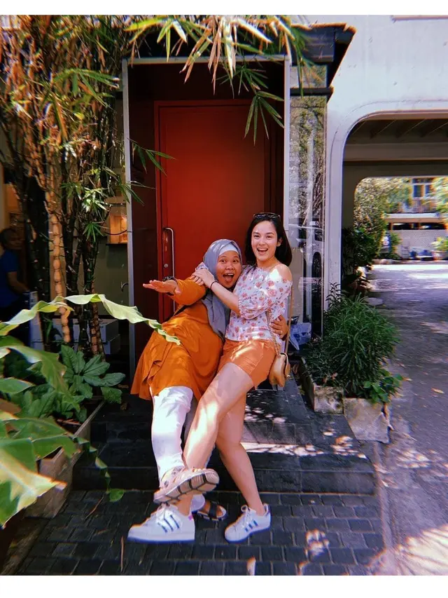 6 Potret Kedekatan Chelsea Islan dan Asistennya, Bak Ibu dan Anak