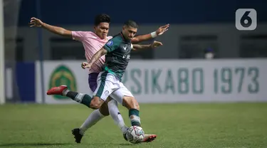 Gelandang Persikabo 1973, Ciro Henrique (kanan) berebut bola dengan gelandang Persik Kediri, Ahmad Agung saat laga pekan ketiga BRI Liga 1 2021/2022 di Stadion Wibawa Mukti, Cikarang, Jumat (17/09/2021). Persikabo 1973 dan Persik Kediri harus puas bermain imbang 2-2. (Bola.com/Bagaskara Lazuardi)