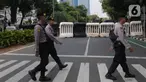 Aparat kepolisian melintas di jalan Imam Bonjol depan Gedung Komisi Pemilihan Umum (KPU) Republik Indonesia, Senin (11/13/2023). (merdeka.com/Imam Buhori)