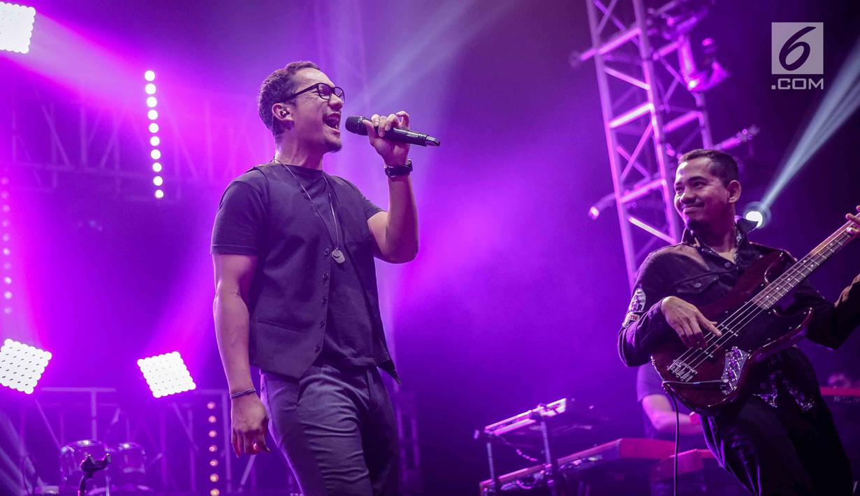 Penyanyi Maliq & D'Essentials, Angga Puradiredja tampil pada Pre event Java Jazz On The Move di Jakarta, Kamis (15/8). Java Jazz on The Move 2018 sendiri menjadi bagian dari rangkaian acara menjelang Java Jazz Festival nanti. (Liputan6.com/Faizal Fanani)