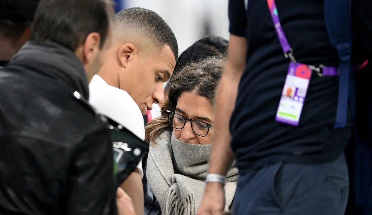Pemain Prancis, Kylian Mbappe (tengah kiri) mendatangi ibunya, Fayza setelah timnya berhasil meraih kemenangan atas Inggris pada laga perempat final Piala Dunia 2022 yang berlangsung di Al Bayt Stadium, Qatar, 10 Desember 2022. (AFP/Franck Fife)