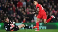 Gelandang Liverpool Philippe Coutinho mencetak gol ke gawang AFC Bournemouth pada laga Premier League di Anfield, Liverpool, Rabu (5/4/2017). (AFP/Paul Ellis)