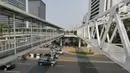 Pengendara melintas di bawah Jembatan Penyebrangan Orang (JPO) Dukuh Atas, Jakarta, Rabu (3/10). Rencananya Pemprov DKI Jakarta akan merelokasi JPO Dukuh Atas namun belum dapat dipastikan kapan dilaksanakan. (Liputan6.com/Herman Zakharia)