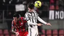Bek Cremonese, Emanuele Valeri dan gelandang Juventus  Matias Soule berebut bola udara selama pertandingan lanjutan Liga Serie A Italia di Zini Stadium, Cremona, Italia, Kamis (4/1/2023). Juventus menang tipis atas Cremonese dengan skor 1-0. (AFP/Marco Bertorello)