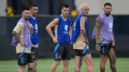 Lionel Messi (kiri), Angel Di Maria, dan sejumlah pemain Argentina saat berlatih menjelang final Copa America 2024 melawan Kolombia di Florida International University (FIU), Miami, Florida, Amerika Serikat, Minggu (14/03/2024) WIB. (AFP/Juan Mabromata)