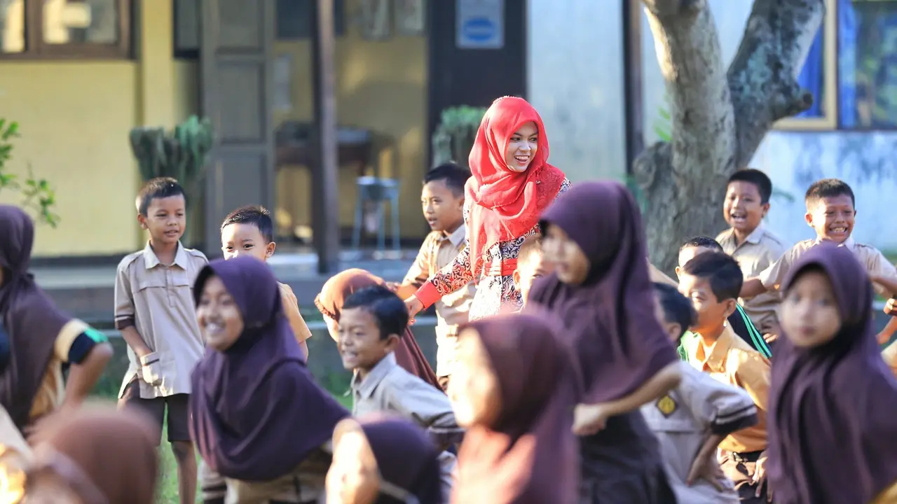 [Bintang] Eksklusif, Pendidikan Temani Jamuan Makan Keluarga Guru Rizma