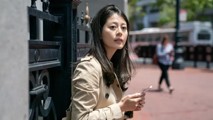 perempuan dan februari tampak bahagia