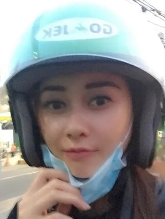 Aura Kasih pernah unggah foto naik ojek online. Momen Aura Kasih naik ojol ini viral di Instagramnya,. Banyak warganet menyoroti penampilan sederhana Aura Kasih yang tampil simpel saat naik ojol. (Liputan6.com/IG/aurakasih)