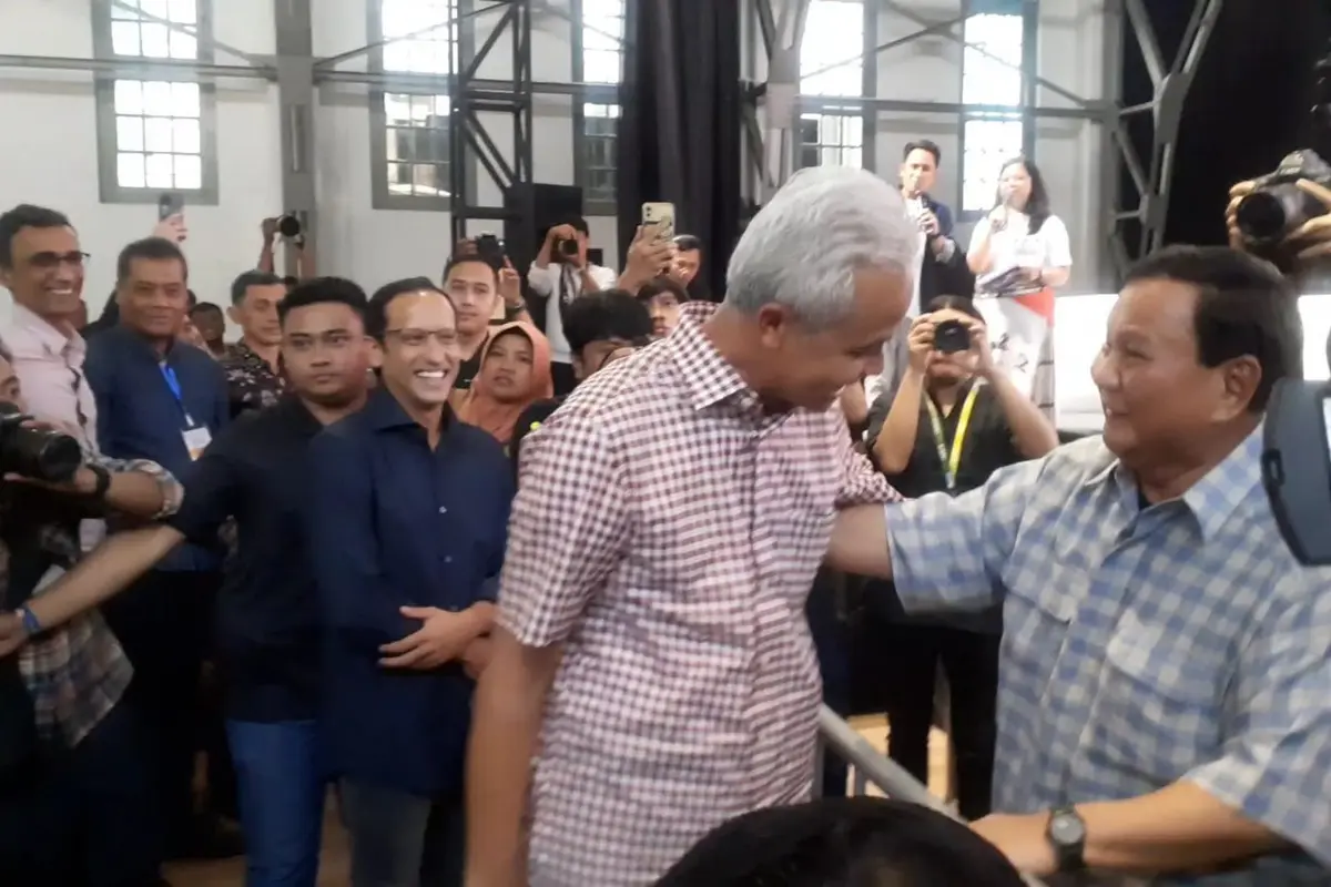 Prabowo Subianto bertemu dan Ganjar Pranowo saat menjadi pembicara di acara diskusi pendidikan Belajaraya Pos Bloc, Jakarta, Sabtu (28/7/2023). (Delvira Hutabarat/Liputan6.com)