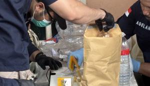 Polisi Sita Bekas Makanan dan Ponsel di Lokasi Penemuan Mayat Satu Keluarga di Warakas Jakut (Ady Anugrahadi/Liputan6.com)