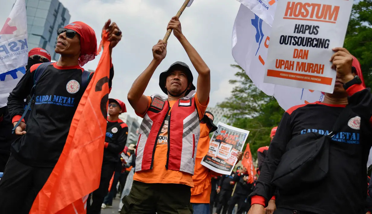 Dalam aksi unjuk rasa tersebut, para buruh juga membawa poster bertuliskan “cabut omnibus law”. (BAY ISMOYO/AFP)