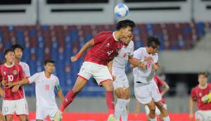 Pemain Timnas Indonesia U-22, Kadek Arel melakukan duel dengan pemain Myanmar U-22 pada pertandingan SEA Games 2025 di 700th Anniversary Stadium, Chiang Mai, Jumat (12/12/2025). (Bola.com/Bagaskara Lazuardi)