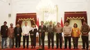 Presiden Jokowi memaparkan pernyataan didampingi Panglima TNI, Kapolri serta delapan tokoh dari organisasi keagamaan tokoh lintas agama di Istana Merdeka, Jakarta, Selasa (16/5). (Liputan6.com/Angga Yuniar)