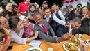<p>Pelatih Timnas Indonesia, Patrick Kluivert berfoto bersama dengan para peserta setelah mengikuti upacara pengibaran bendera merah putih dalam perayaan hari ulang tahun kemerdekaan Indonesia ke-80 di KBRI Den Haag, Belanda, Minggu (17/08/2025). (Source: Twitter)</p>