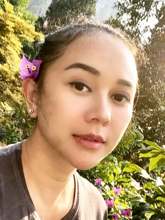 Bak kembang desa, apapun bunga yang tersemat, penampilan Aura Kasih tetap memesona. Riasannya yang natural membuat mata tidak berkedip saat memandangnya. Sesuai namanya, aura cantiknya begitu terpancar meski berpenampilan begitu sederhana. (Liputan6.com/IG/@aurakasih)